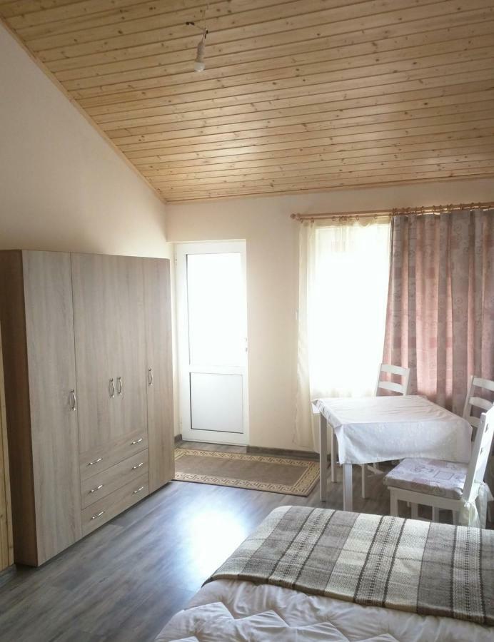 Guest House Ezerets エクステリア 写真